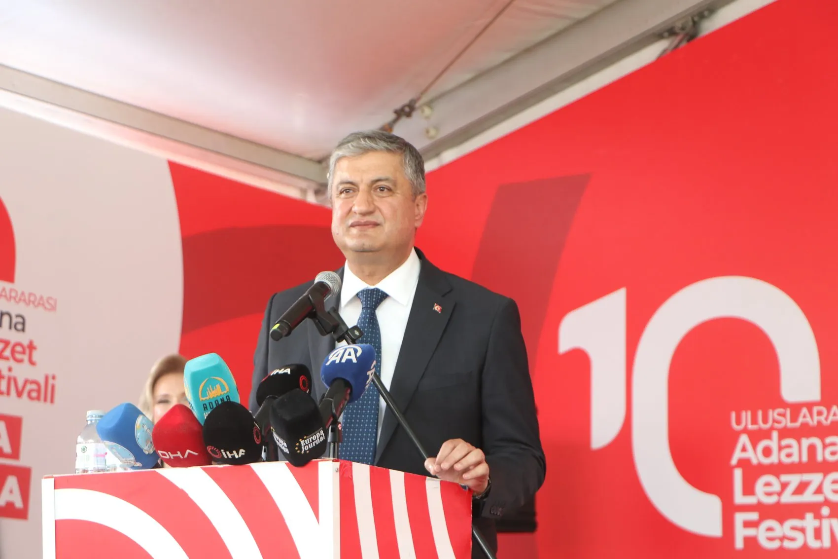 Adana'da dev mangal ateşi 10'uncu kez lezzet tutkunları için yandı