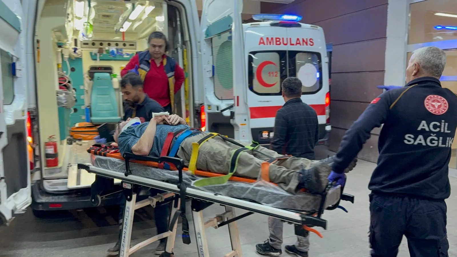 Adıyaman yolunda can pazarı: Tarım işçilerini taşıyan minibüs ile otomobil çarpıştı