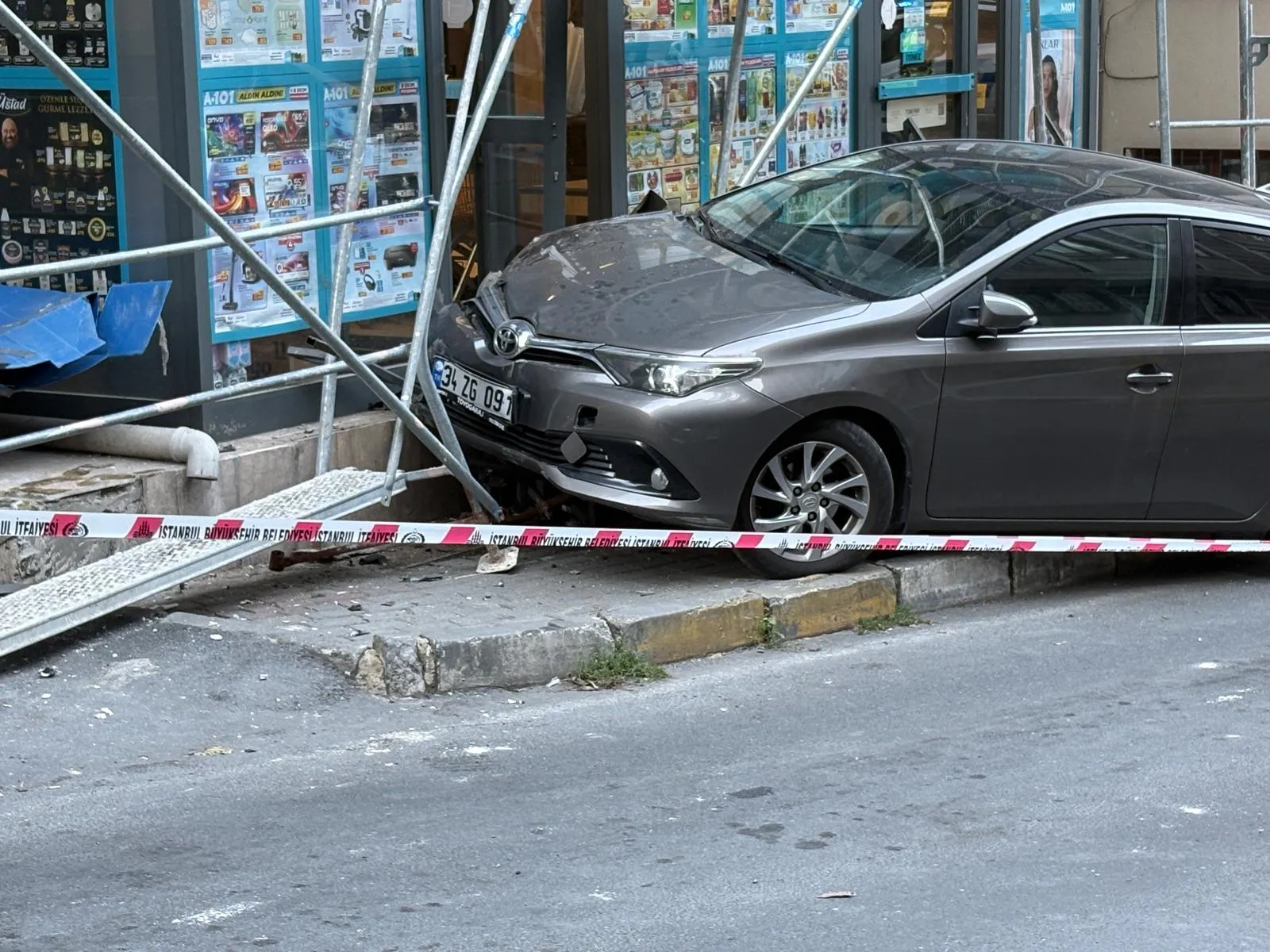 Market çıkışında dehşet anları: Kontrolden çıkan araç yayayı biçti