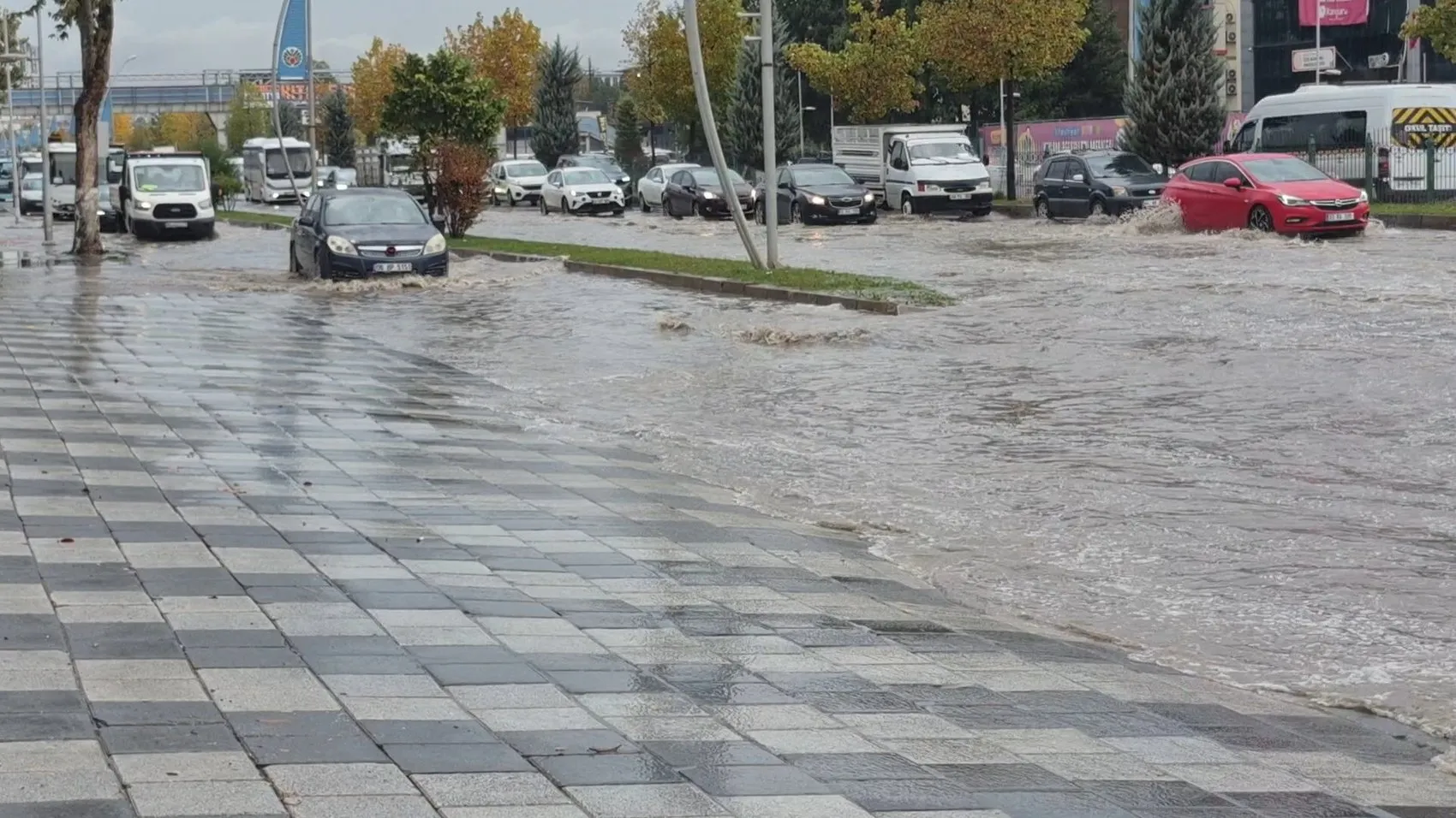 Malatya'da 15 dakikalık kabus: Şehir trafiği felç oldu