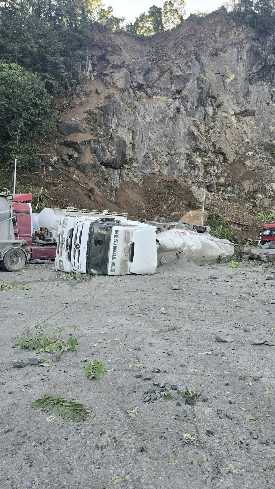 Hopa'da sabah saatlerinde dehşet: TIR parkına düşen dev kayalar bir can aldı
