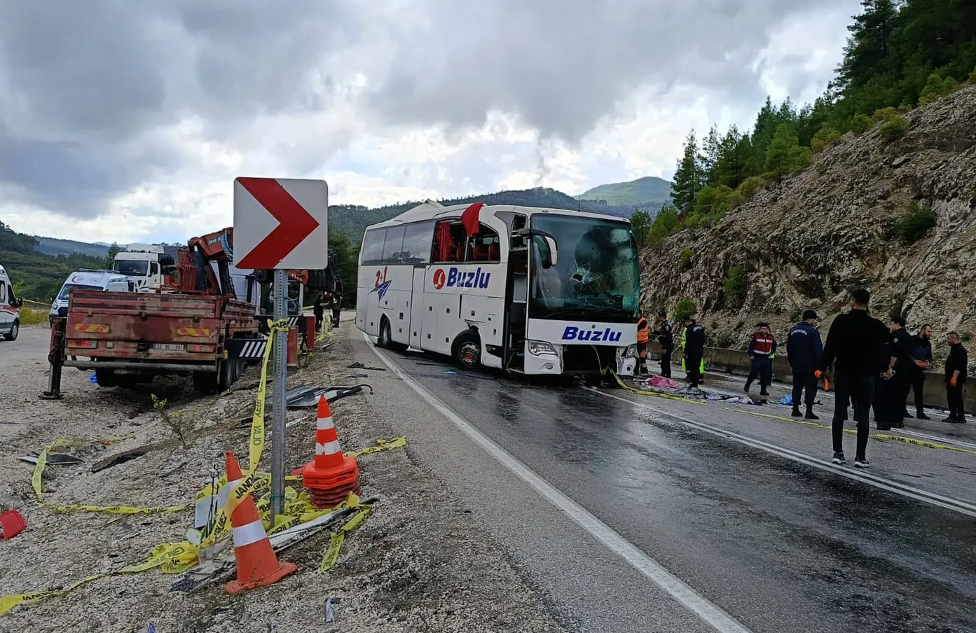 Isparta-Antalya hattında acı bilanço: Yolcu otobüsü devrildi