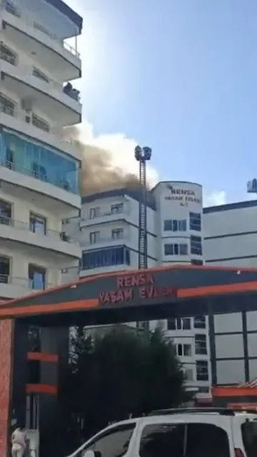 Diyarbakır'da korku dolu anlar: Çatı katında mahsur kalanlar son anda kurtarıldı