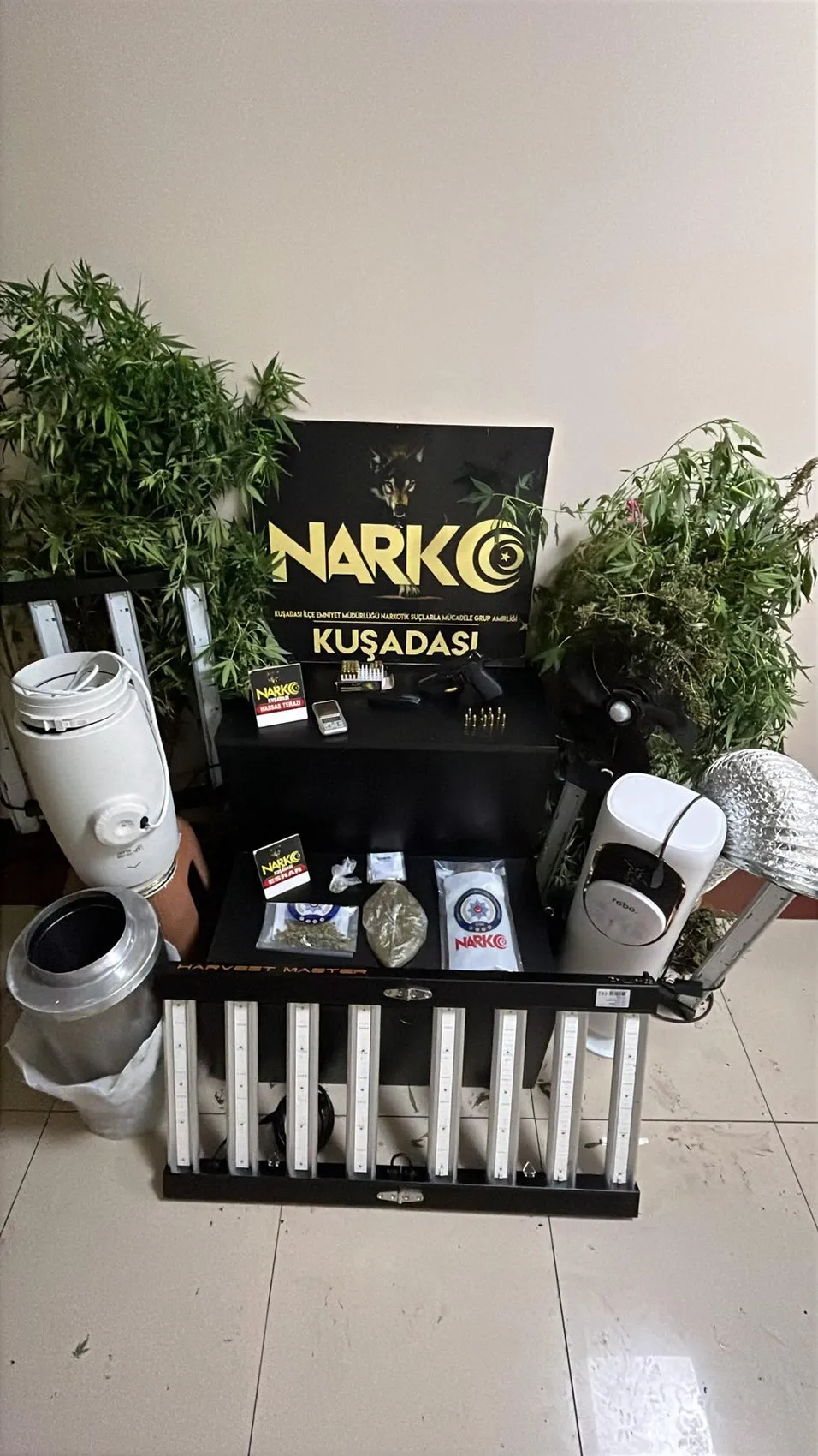 Kuşadası'nda narkotik baskını: Evdeki düzenek polisi bile şaşırttı