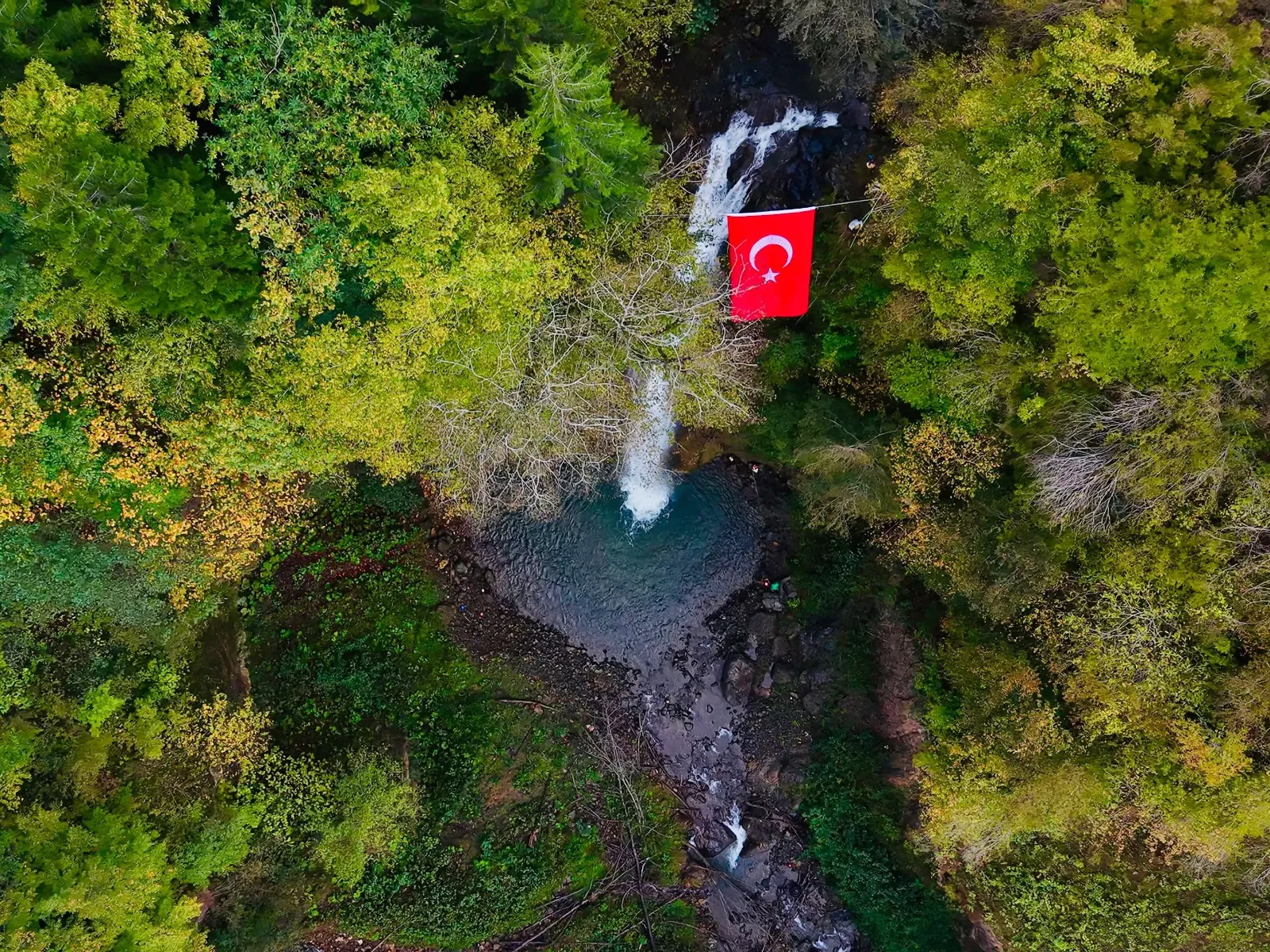 Giresun'un sarp yamaçlarında Cumhuriyet coşkusu: Şelale sularına karşı dev bayrak