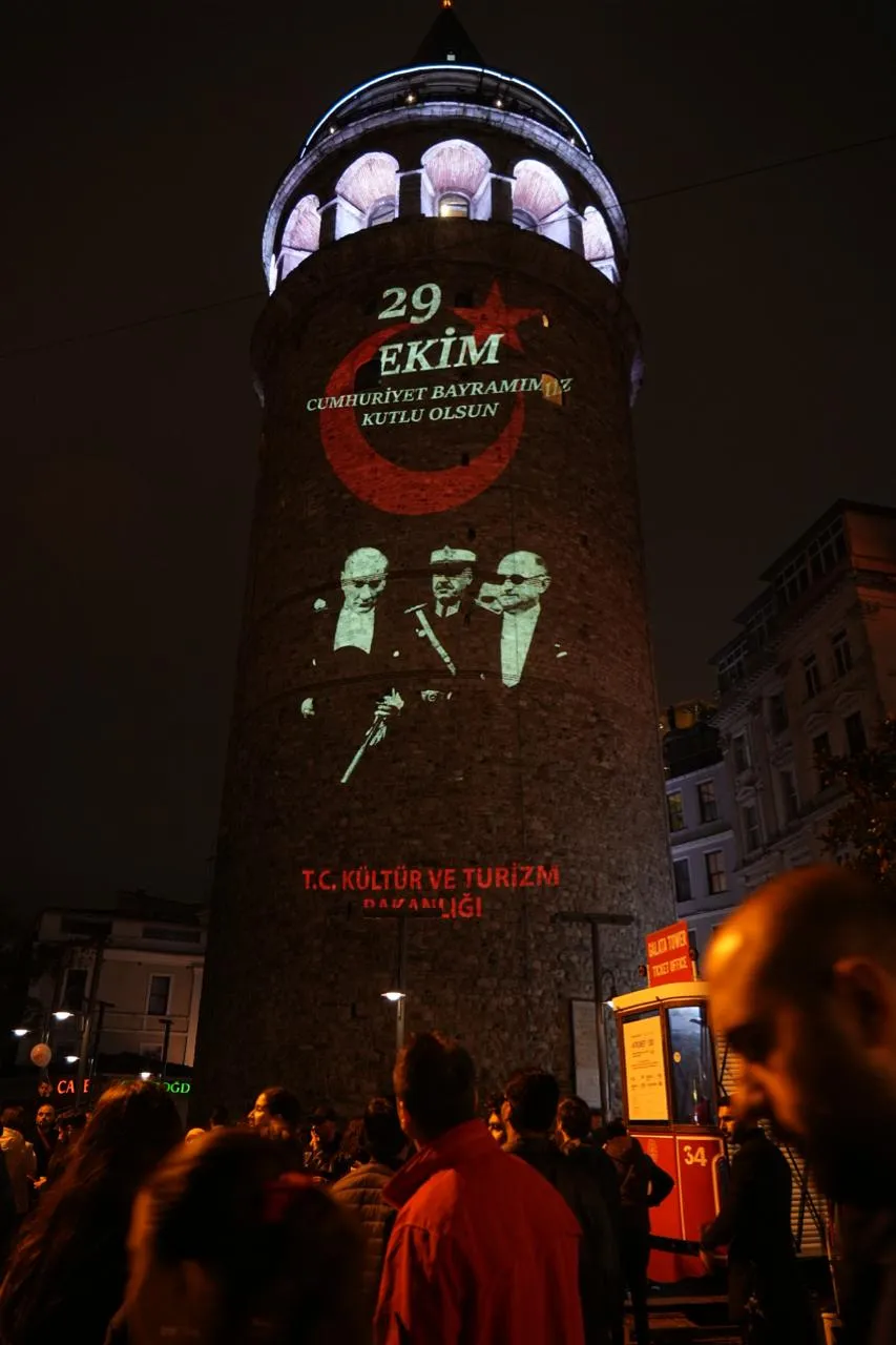 İstanbul'un silüetinde Cumhuriyet coşkusu: Galata Kulesi'nde Atatürk'lü kutlama