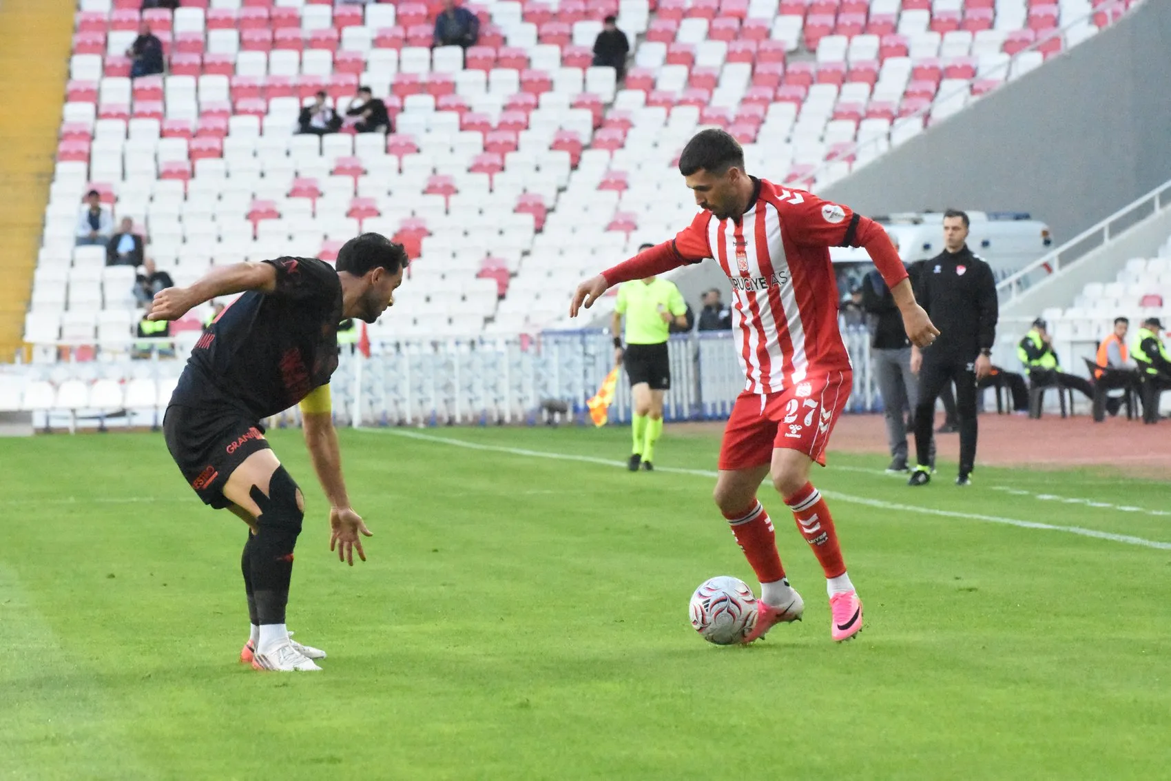 Sivas'ta Manaj Fırtınası: Kırmızı Beyazlılar Evinde İlk Kez Güldü