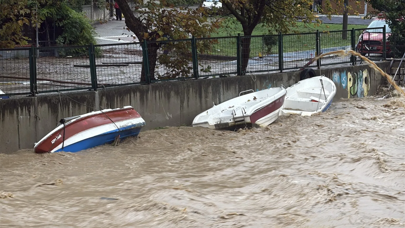 Yalova'da bir aylık yağış 24 saatte düştü: Dere yatakları taştı, mahsur kalanlar kepçeyle kurtarıldı