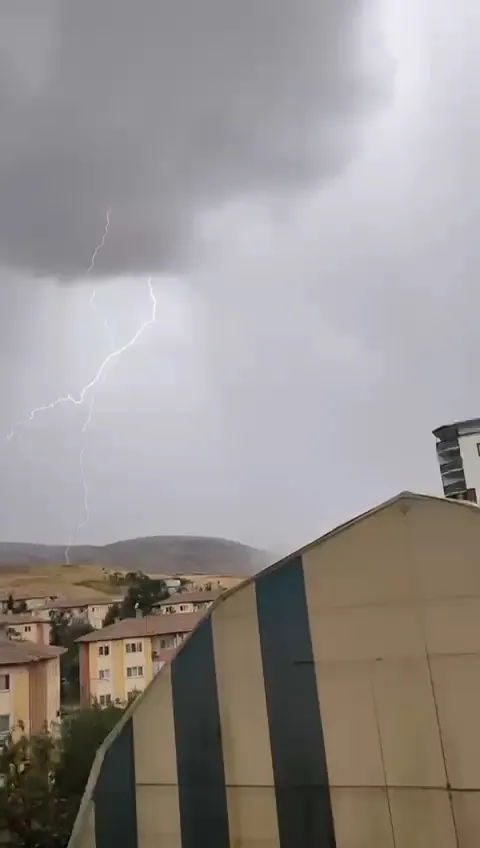 Kurtalan'da korkutan doğa olayı: Yıldırım düşme anı saniye saniye görüntülendi