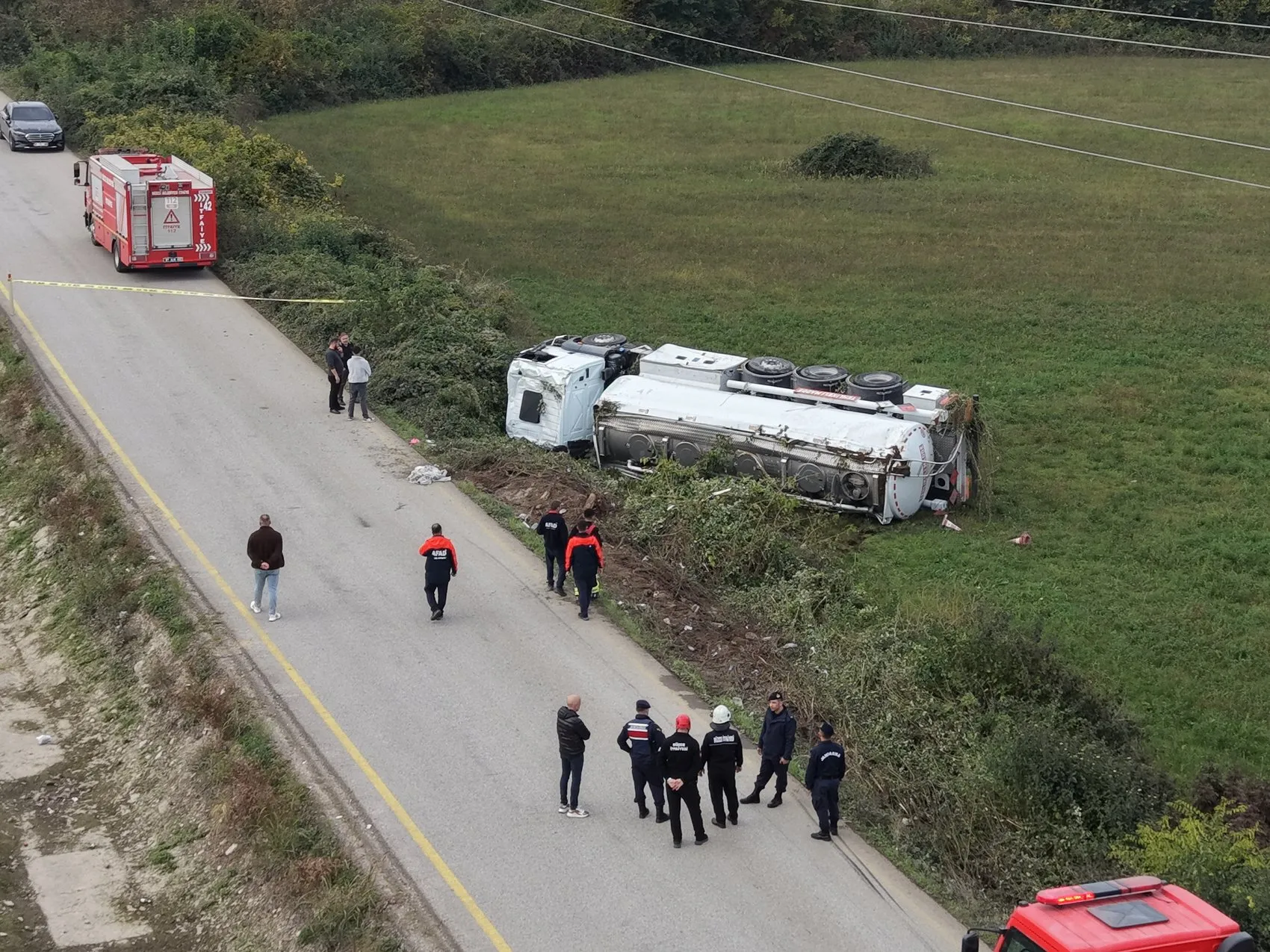 Düzce'de korkutan kaza: Akaryakıt tankeri devrildi, bölgede elektrikler kesildi