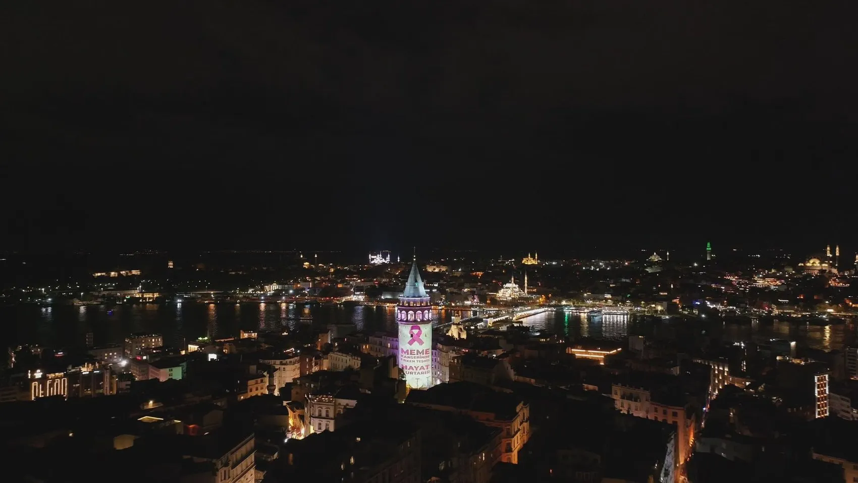 İstanbul'un simgesi Galata Kulesi bu kez umut için pembe renge büründü
