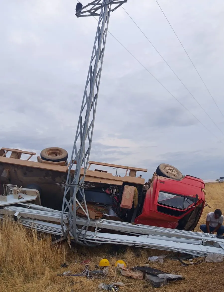Ergani yolunda korkunç kaza: Elektrik işçilerini taşıyan araç devrildi