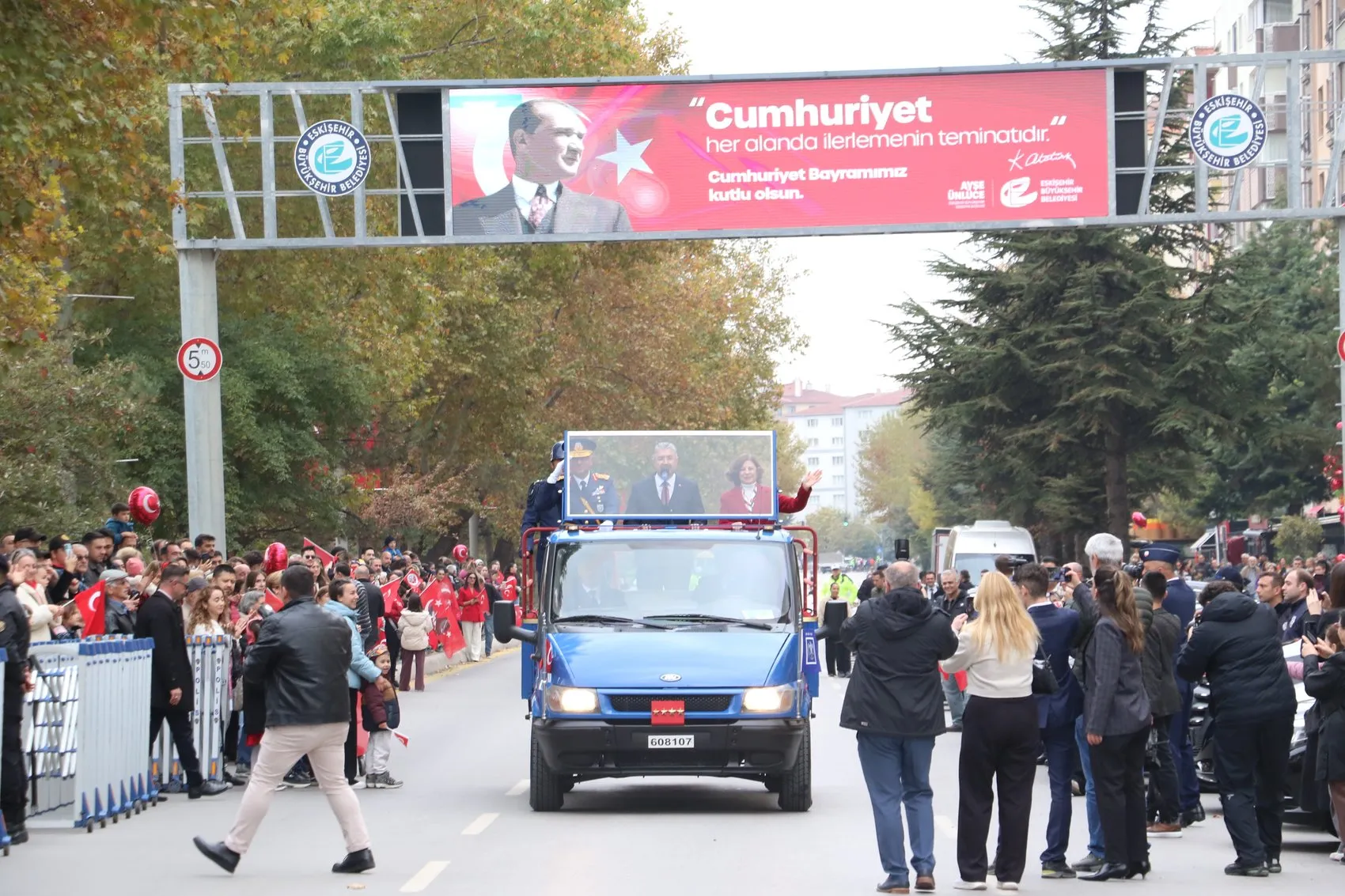 Eskişehir semalarında SOLOTÜRK rüzgarı: Cumhuriyet coşkusu gökyüzüne taşındı
