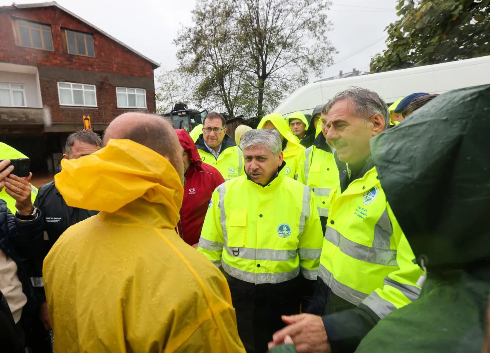 Sakarya'da kabus dolu saatler: Yüzlerce öğrenci yurtta mahsur kaldı
