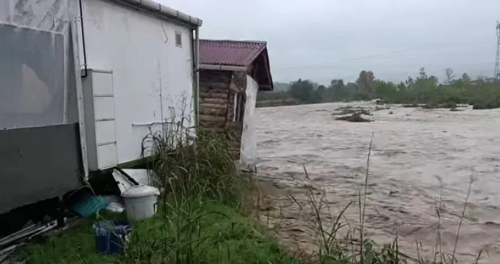 Akyazı'da doğa öfkesini kustu: Dere taştı, evler yerinden söküldü