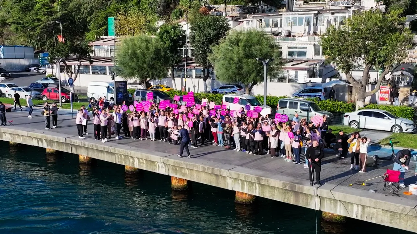 Boğaz hattında pembe yürüyüş: Sağlık profesyonellerinden kanserle mücadeleye güçlü destek