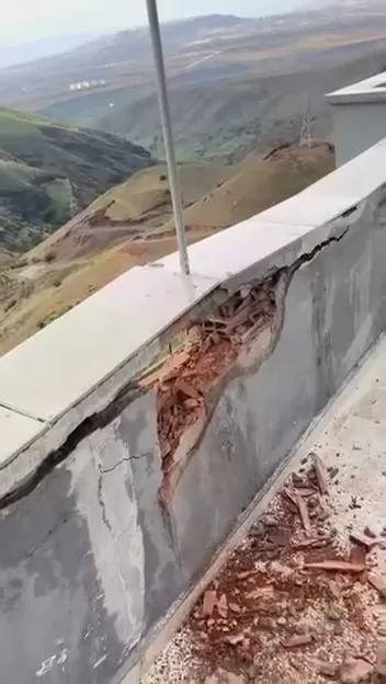 Siirt'te gökyüzü öfkesini kustu: Yıldırım düşen binada büyük hasar