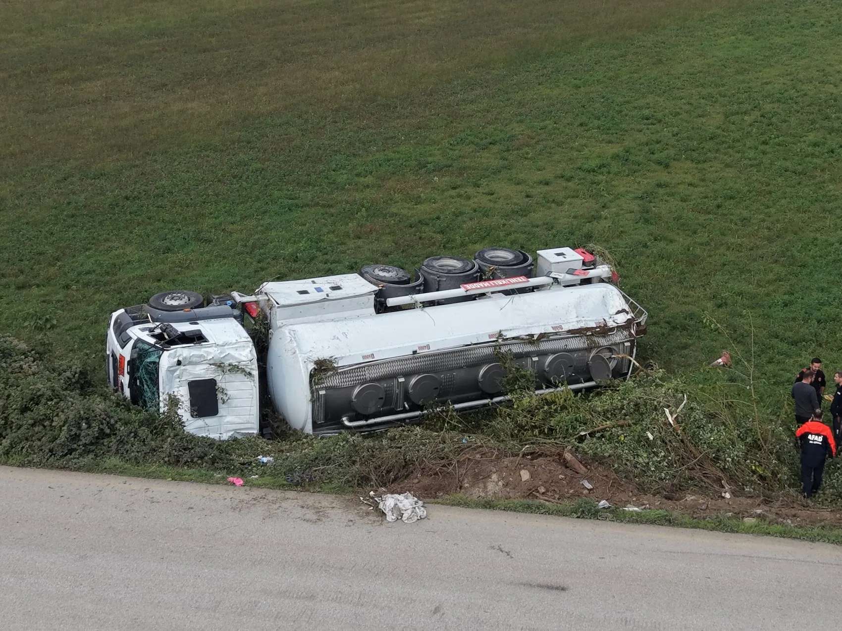 Düzce'de korkutan kaza: Akaryakıt tankeri devrildi, bölgede elektrikler kesildi
