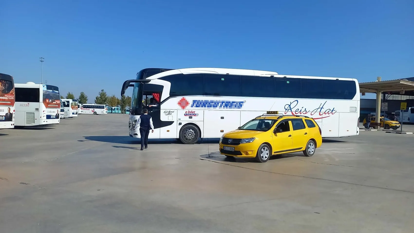 Manisa Otogarı'nda tahliye krizi: Giriş kapısı otobüslerle kapatıldı