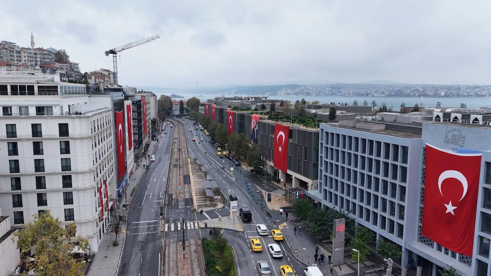 İstanbul'un kalbinde Cumhuriyet coşkusu: Gökyüzünden yansıyan kırmızı beyaz manzara