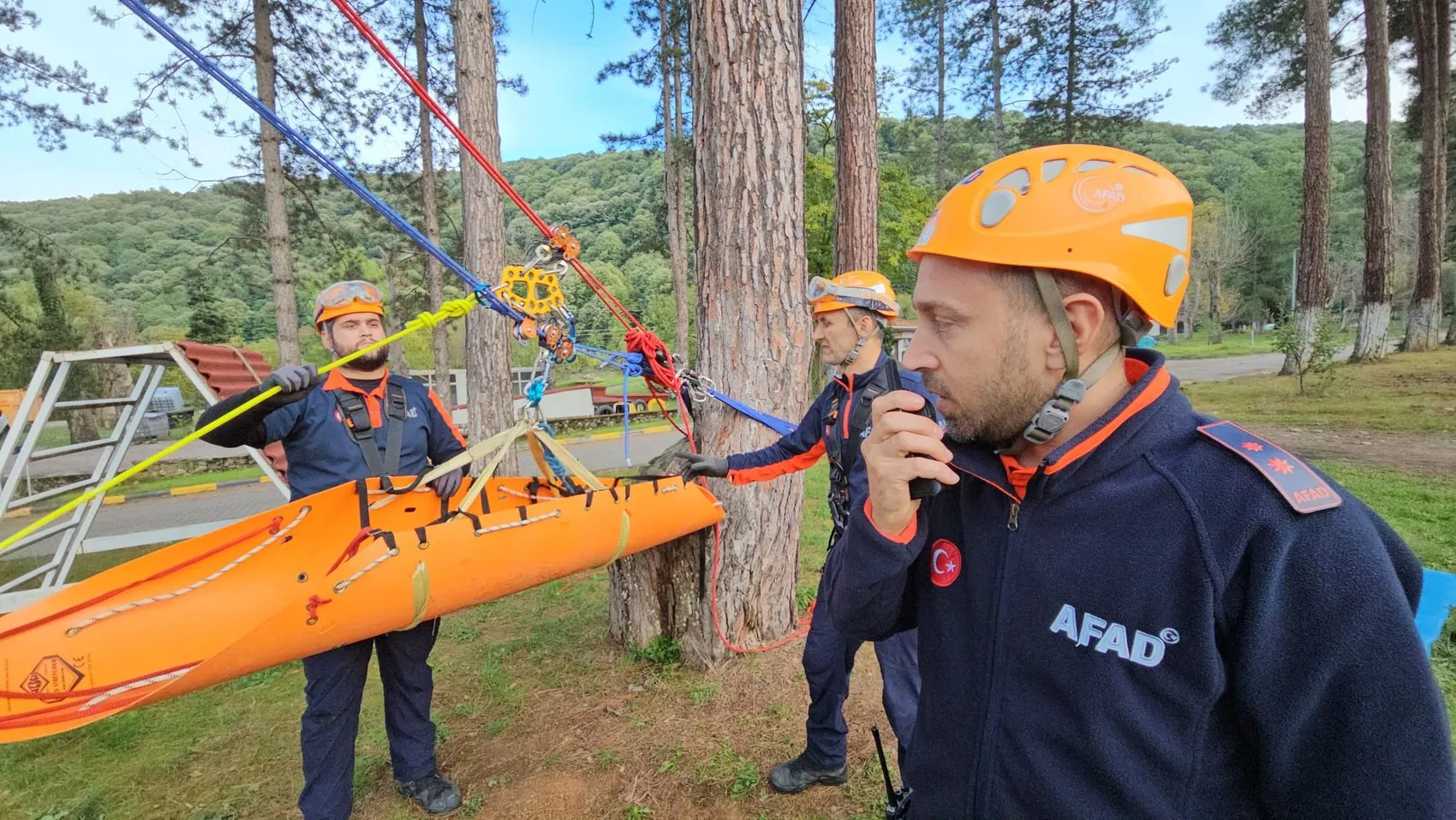 Sel sularının ortasında ninniyle gelen huzur: AFAD amirinin şefkatli kurtarışı