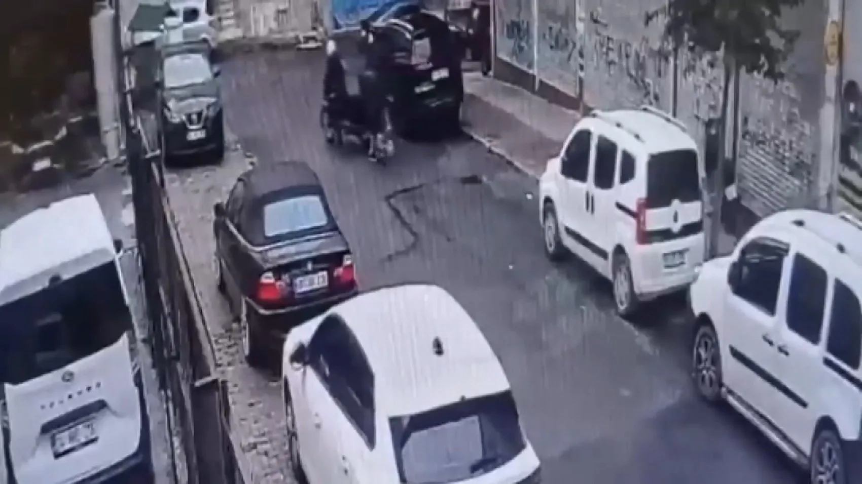 Esenler'de motosiklet hırsızlarına suçüstü: Güvenlik kameraları her şeyi kaydetti