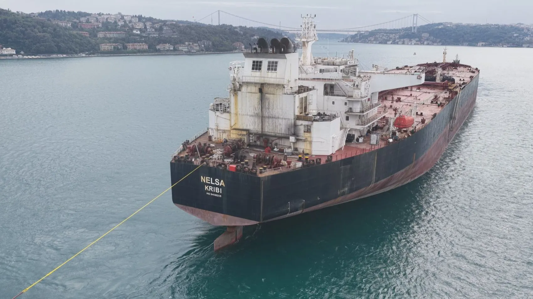 Saldırıya uğrayan dev tanker İstanbul Boğazı'nı kilitledi