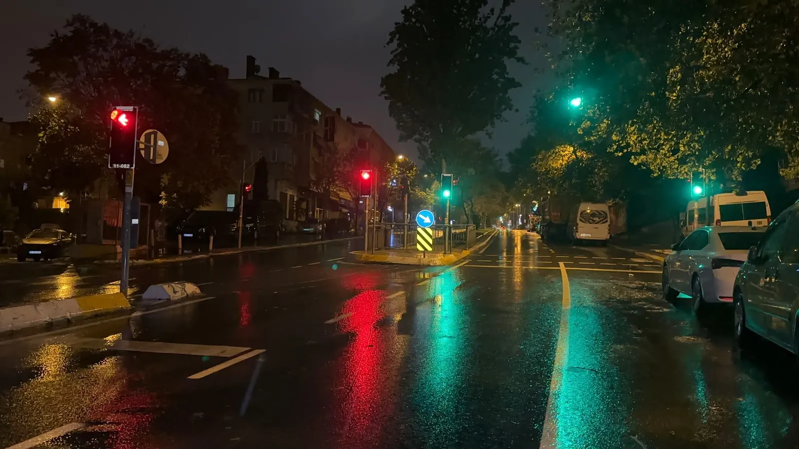 Eyüpsultan'da akşam saatlerinde korkutan çökme: Yol bir anda yarıldı