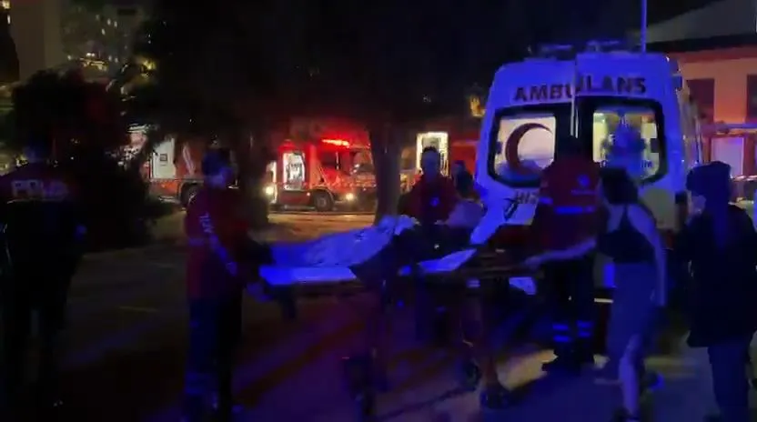 Kartal'da korku dolu anlar: Hastane çatısında yükselen alevler paniğe neden oldu