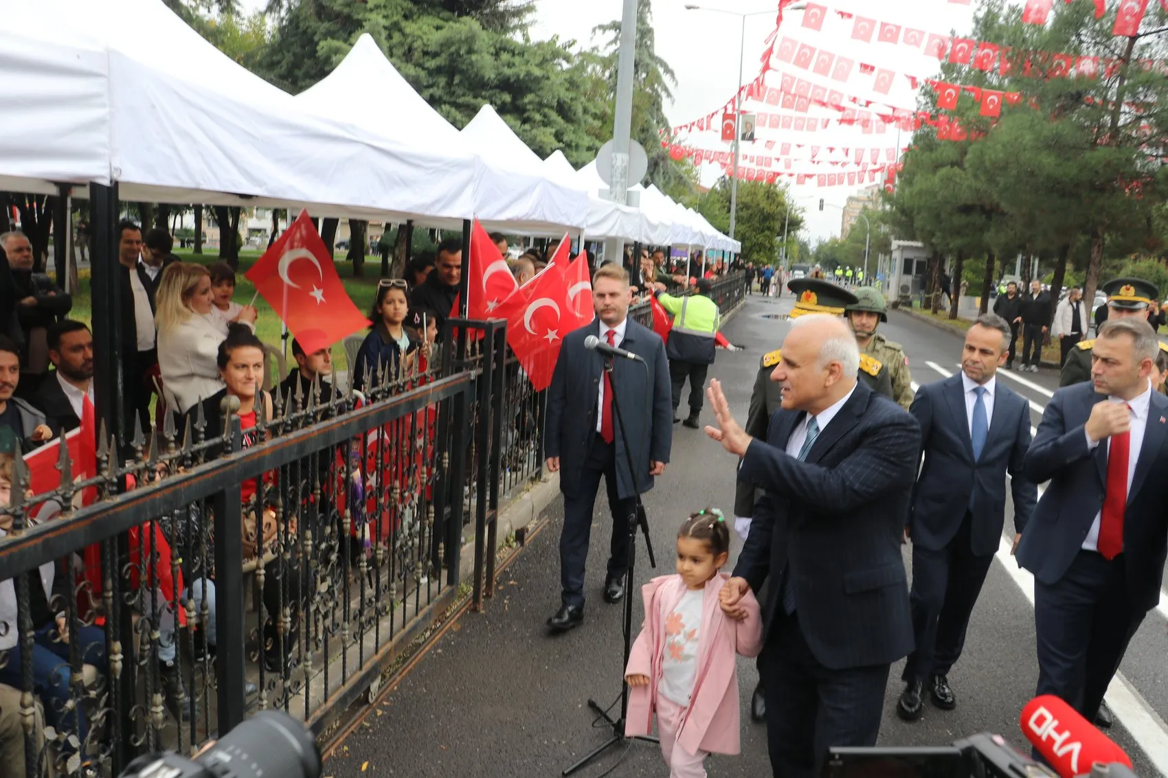 Diyarbakır'da Cumhuriyet Bayramı'nın en özel anı: Minik yüreğin İstiklal Marşı coşkusu