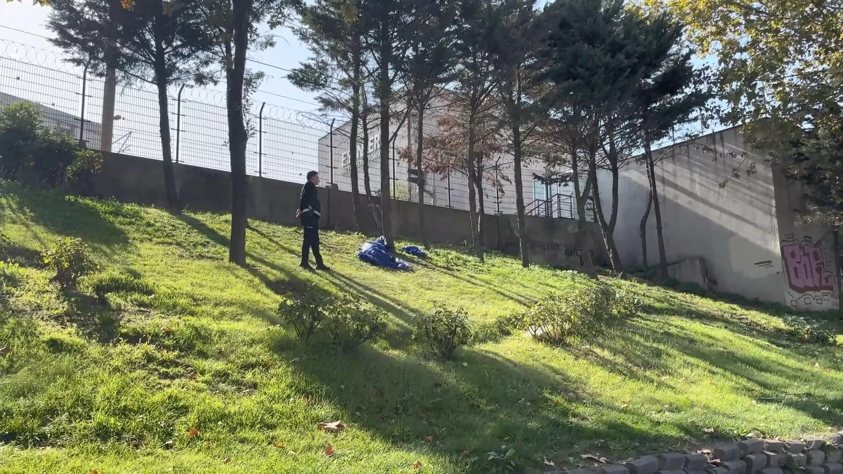Esenler metrosu yakınındaki boş arazide şüpheli ölüm: İranlı gencin cansız bedeni bulundu