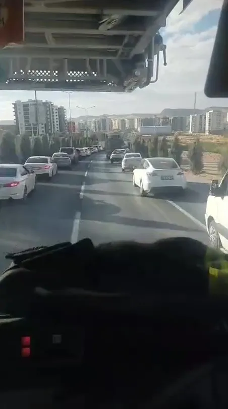 Mardin trafiğinde örnek dayanışma: İtfaiyeye yol açmak için fermuar oldular