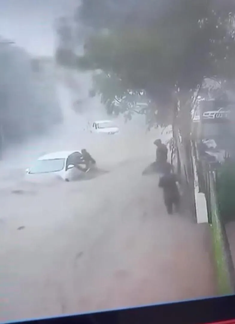 Sarıyer'de sular yükselirken o anı bekledi: Esnafın cesur hamlesi hayat kurtardı
