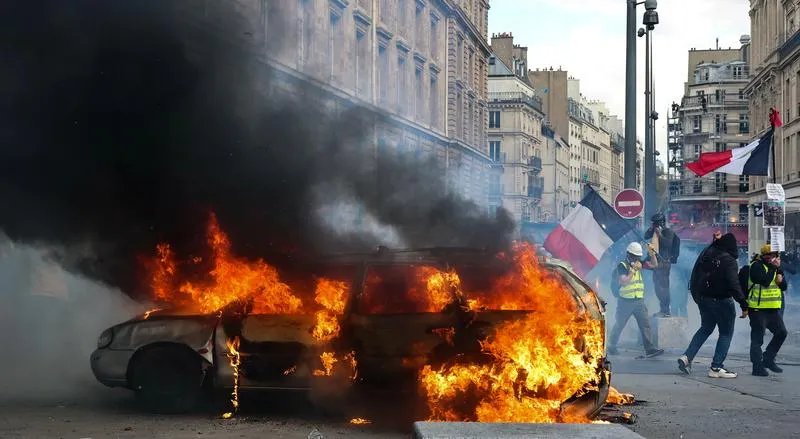 Paris sokaklarında şiddet dalgası: 1200 gözaltı ve yaralı güvenlik güçleri