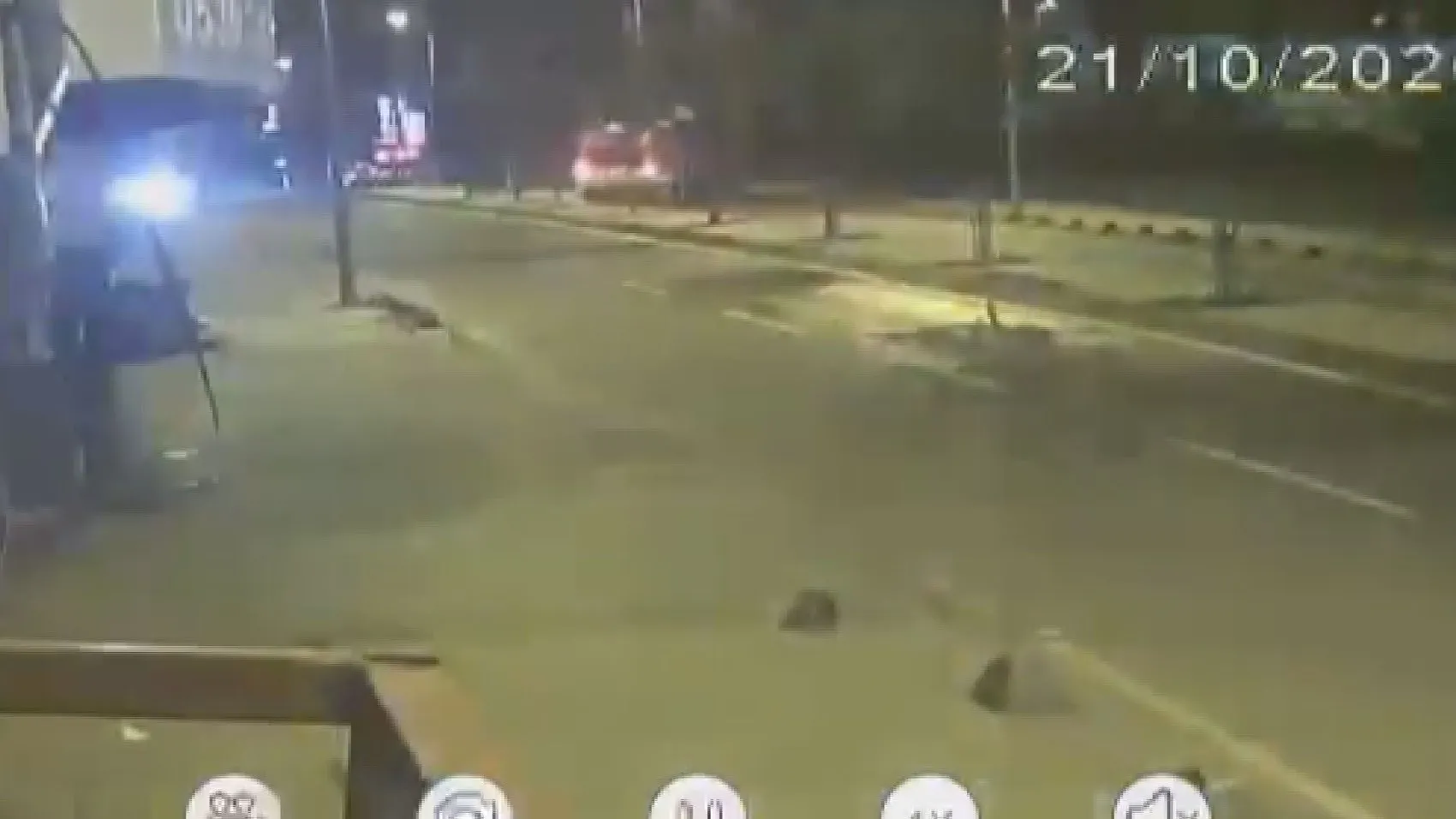 Arnavutköy'de dehşet anları: Servis minibüsünün kamyona çarptığı kaza kamerada