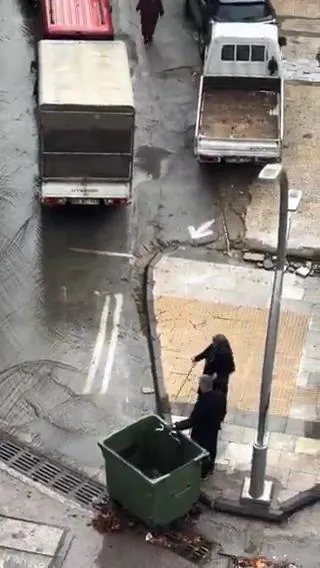 Sağanak yağışta örnek davranış: Bastonuyla mazgalları açtı