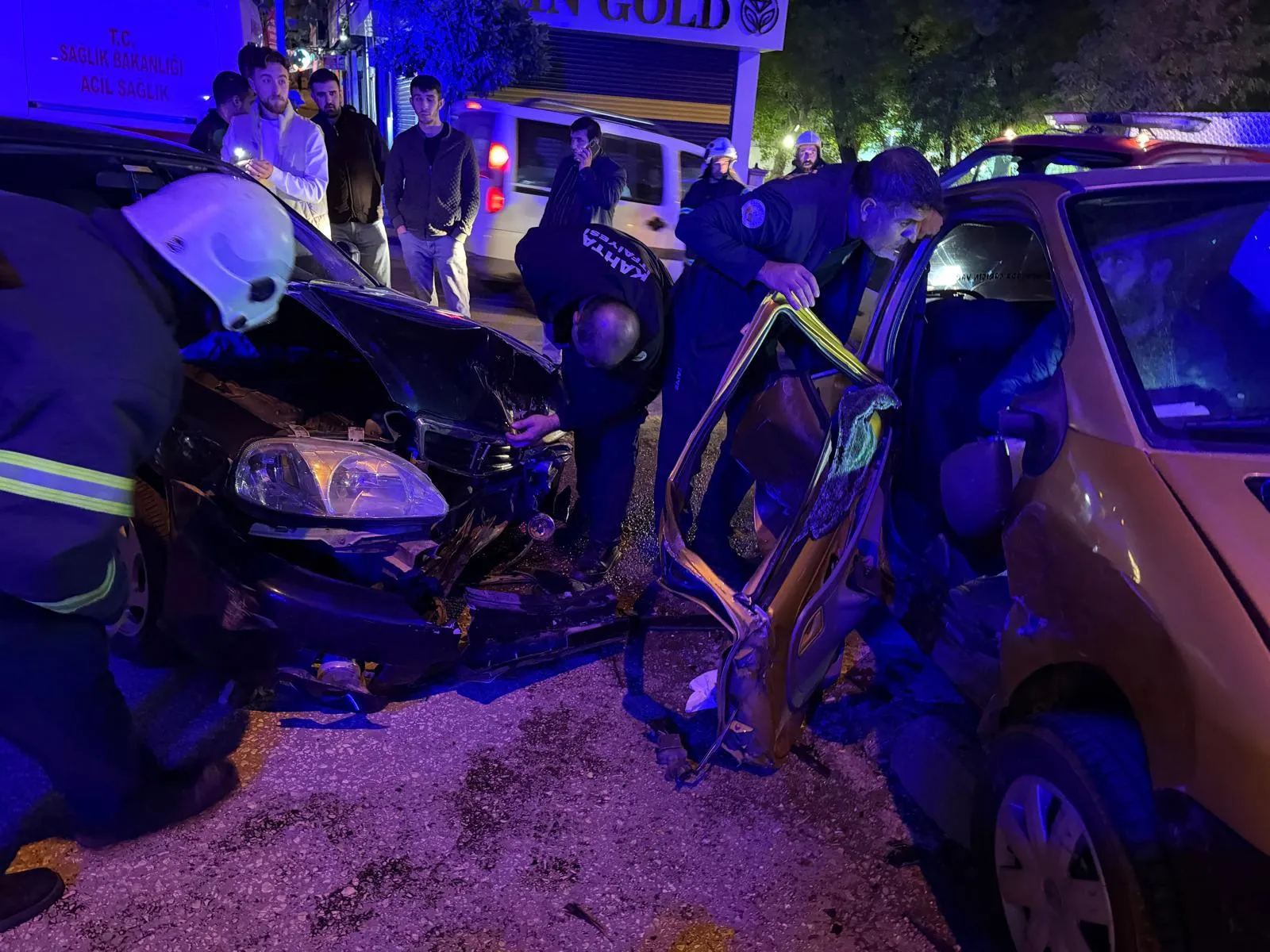 Kahta'da korkutan kaza: Çarpışmanın şiddetiyle dükkanın içine girdiler