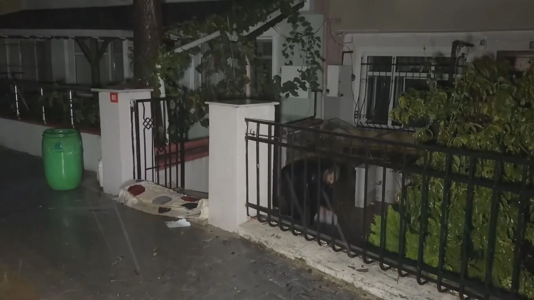 Beykoz'da kabus dolu anlar: Sağanak sonrası araçlar sulara gömüldü
