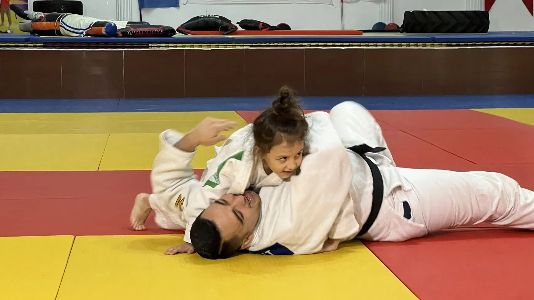 Minik Miray minderin tozunu attırdı: Anne ve babası onun izinden gitti
