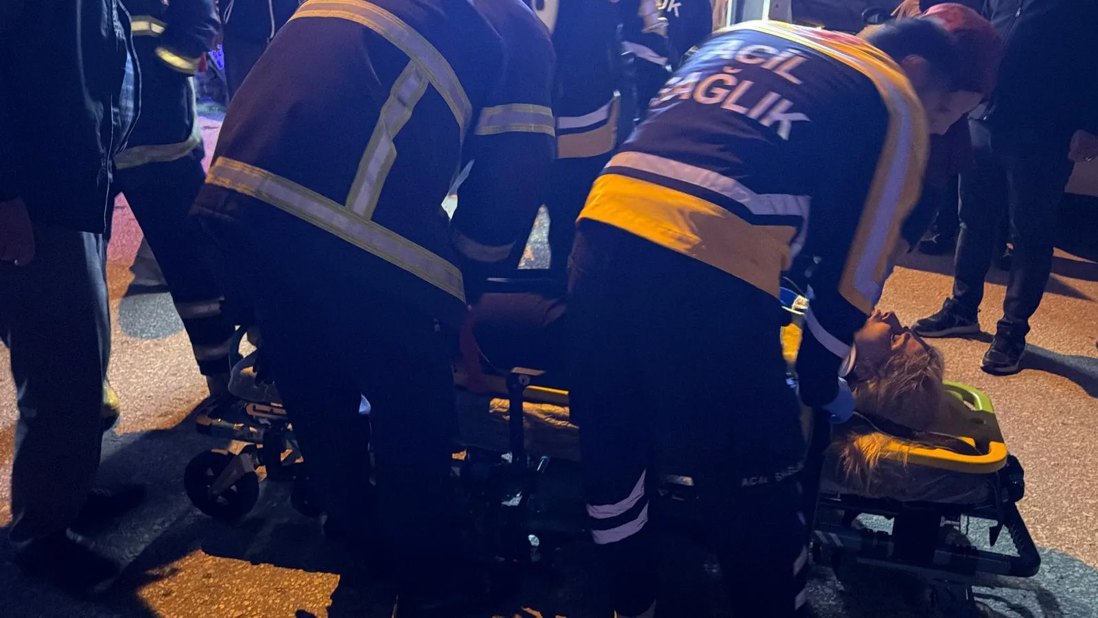 Kahta'da korkutan kaza: Çarpışmanın şiddetiyle dükkanın içine girdiler