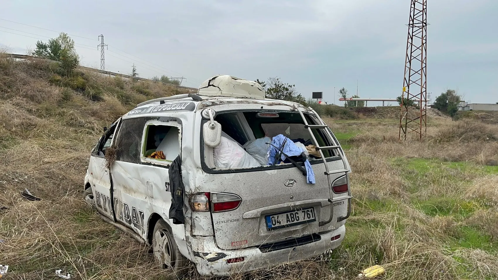 Tosya yolunda dehşet anları: Minibüs taklalar atarak şarampole uçtu
