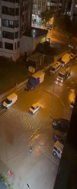 Malatya'da akşam saatlerinde gökyüzü aydınlandı: Sağanak hayatı felç etti