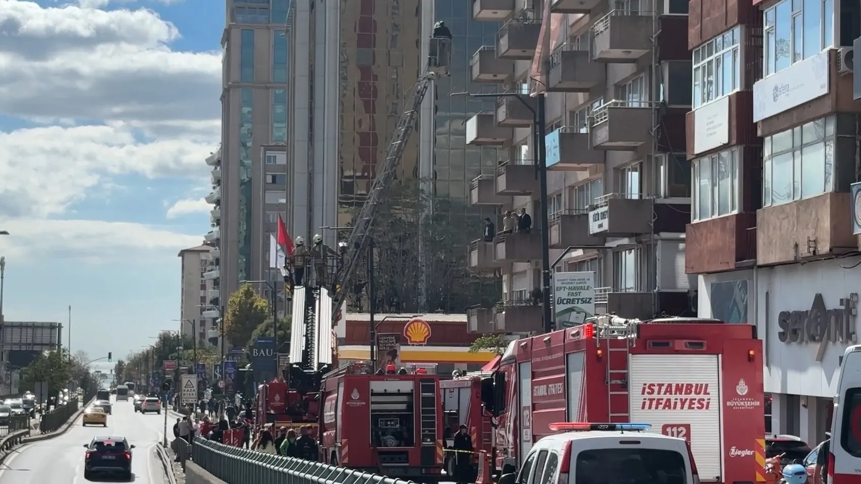 Beşiktaş'ta korku dolu anlar: Dans akademisinden yükselen dumanlar binayı esir aldı