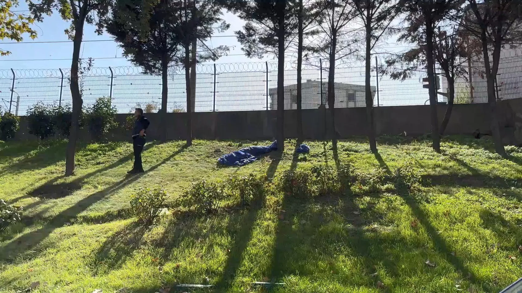 Esenler metrosu yakınındaki boş arazide şüpheli ölüm: İranlı gencin cansız bedeni bulundu