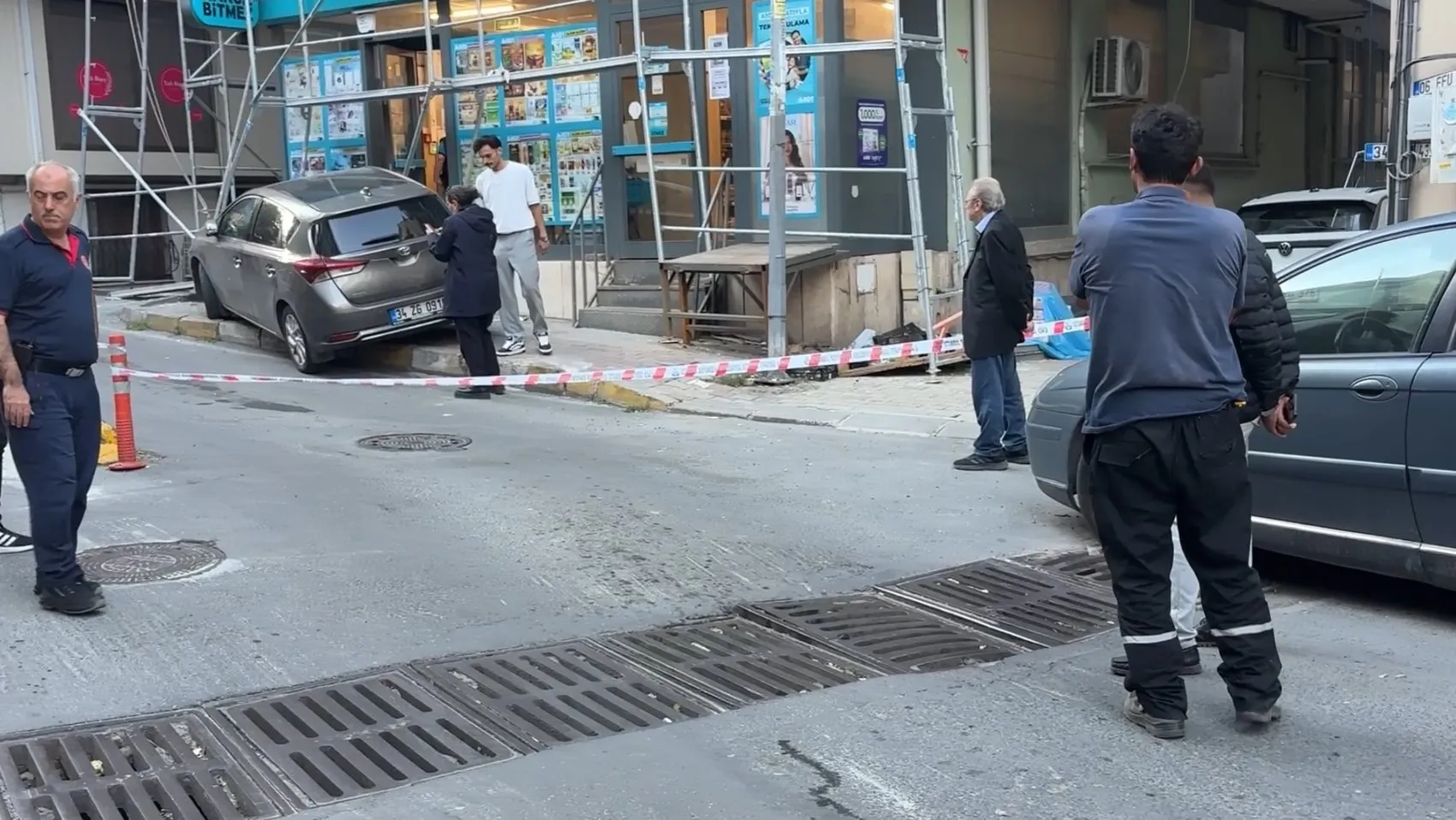 Market çıkışında dehşet anları: Kontrolden çıkan araç yayayı biçti