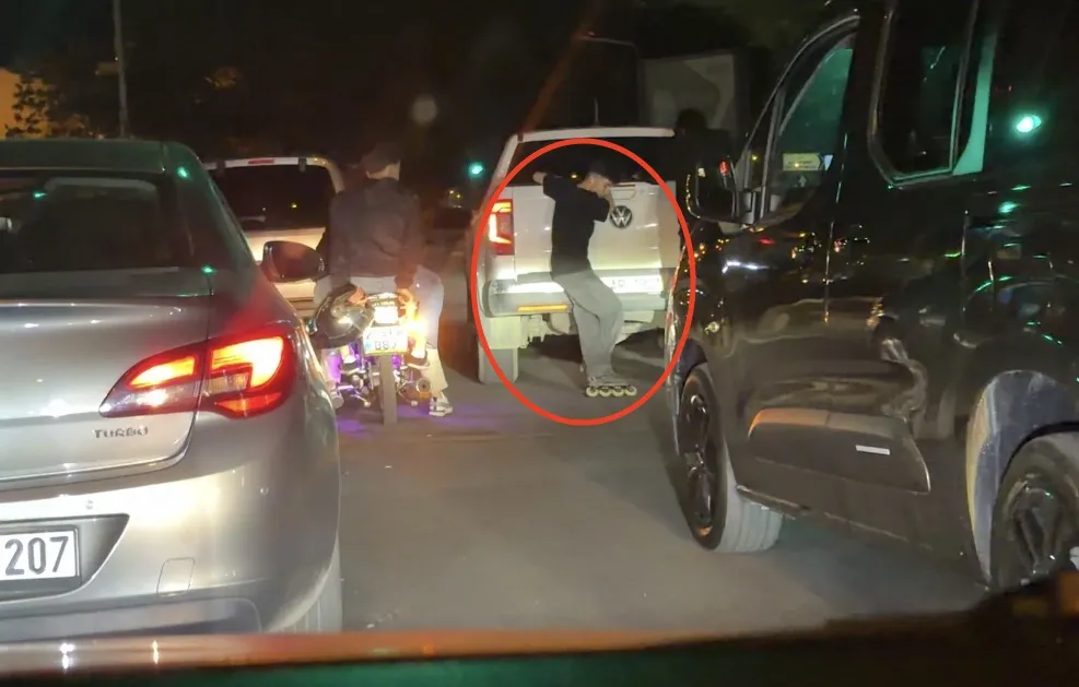 Diyarbakır trafiğinde yürekleri ağza getiren patenli yolculuk