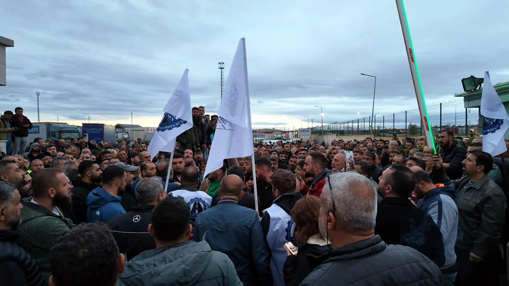 Direksiyon başında vize engeli: Uluslararası nakliyeciler sınırda kontak kapattı