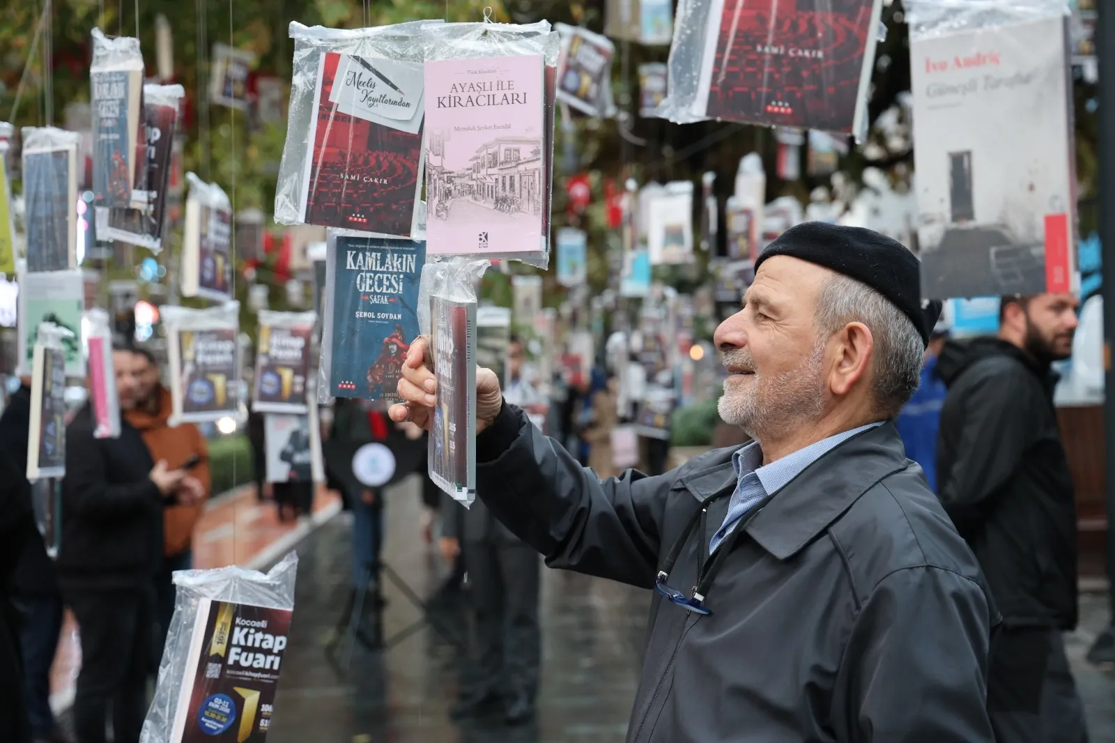 İzmit'in asırlık çınarları bu kez bilgi meyveleri verdi: 7 bin kitap dakikalar içinde tükendi