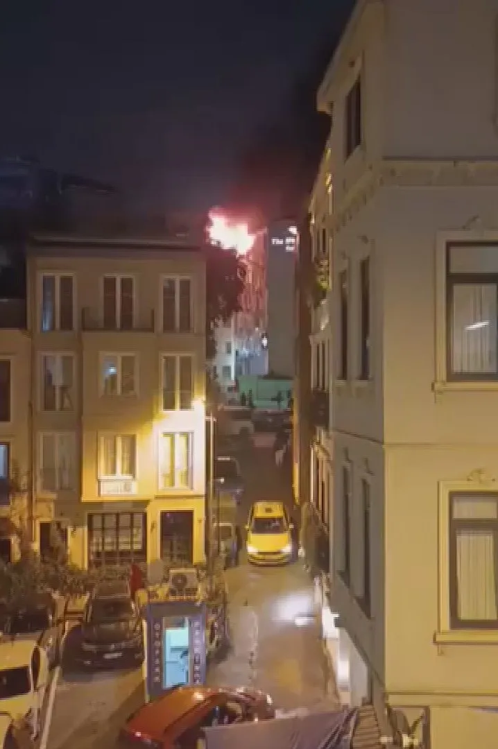 Taksim'in kalbinde korku dolu anlar: Alevler otellere ulaşmadan durduruldu