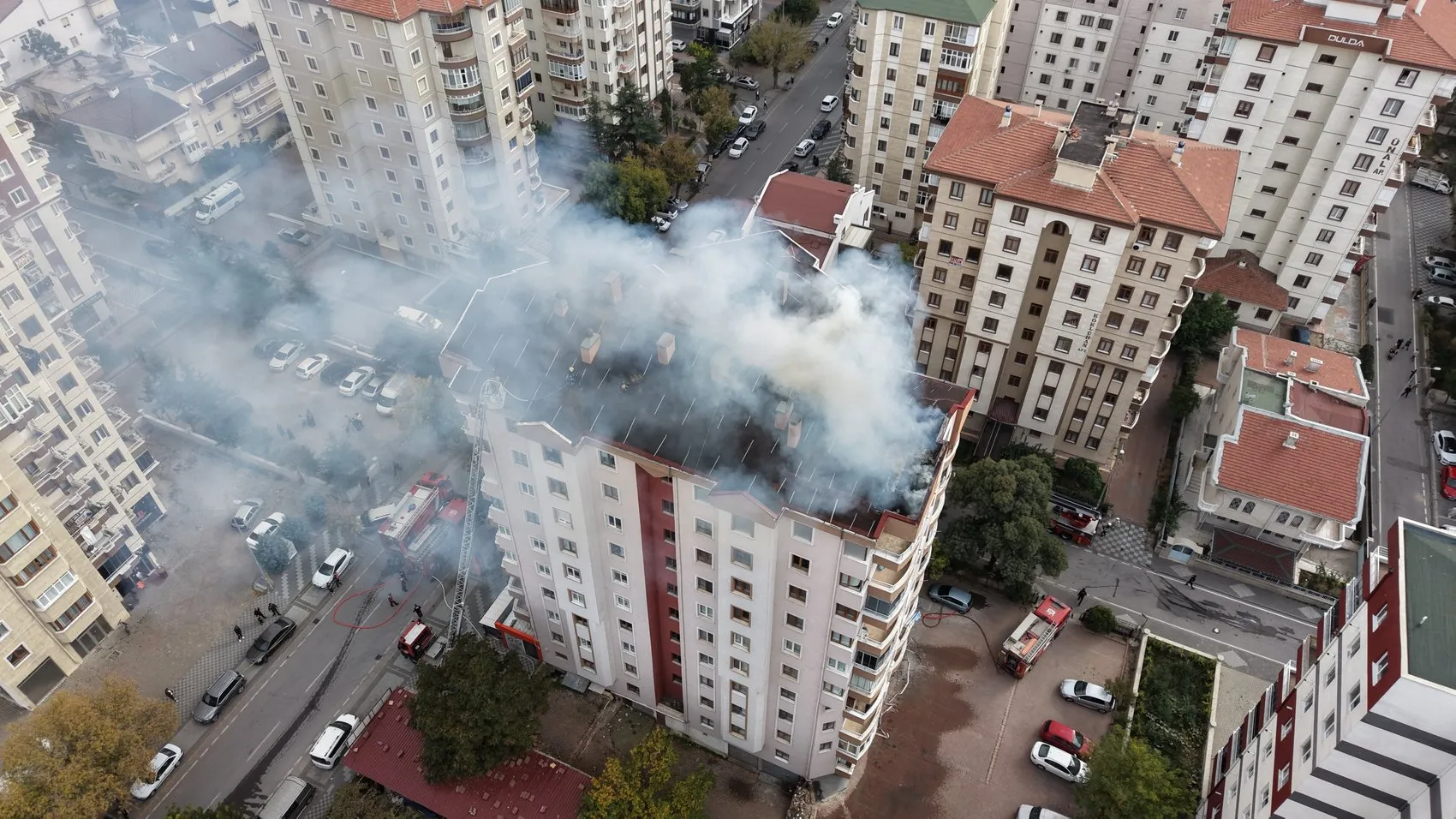Kayseri'de tadilat faciası: 9 katlı binanın çatısı alevlere teslim oldu